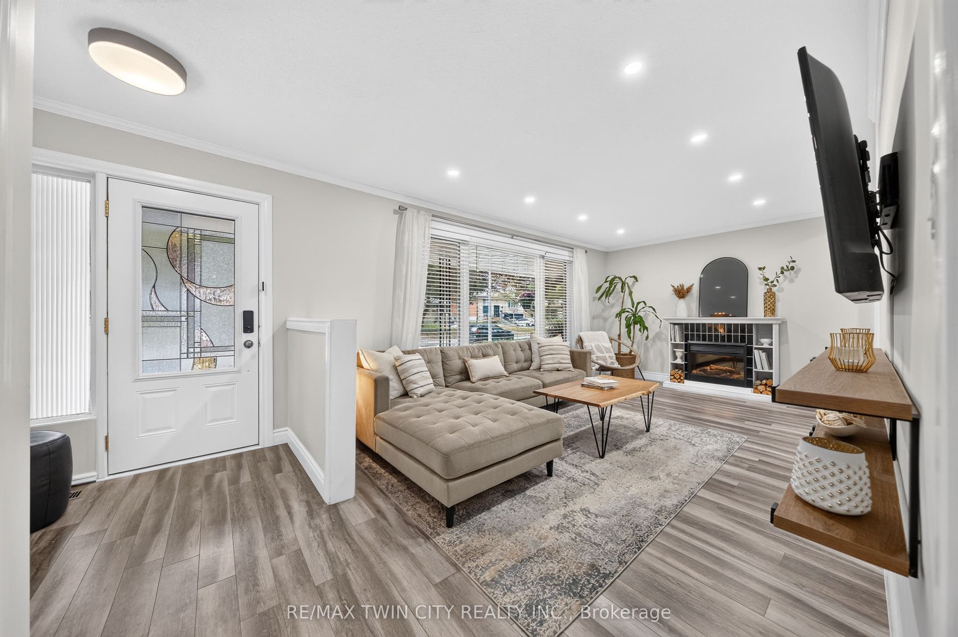 150 Coach Hill Drive, Kitchener, Waterloo ON N2E 1P4 150 Coach Hill Drive, Kitchener, Waterloo ON N2E 1P4