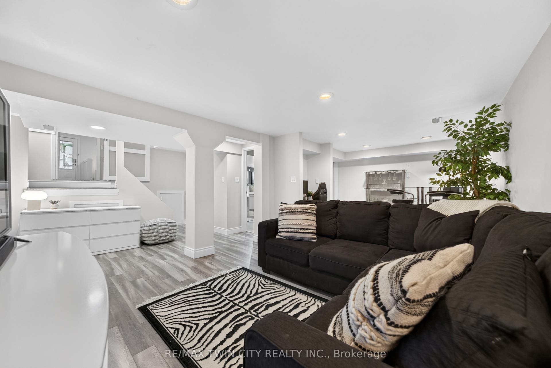 150 Coach Hill Drive, Kitchener, Waterloo ON N2E 1P4 150 Coach Hill Drive, Kitchener, Waterloo ON N2E 1P4