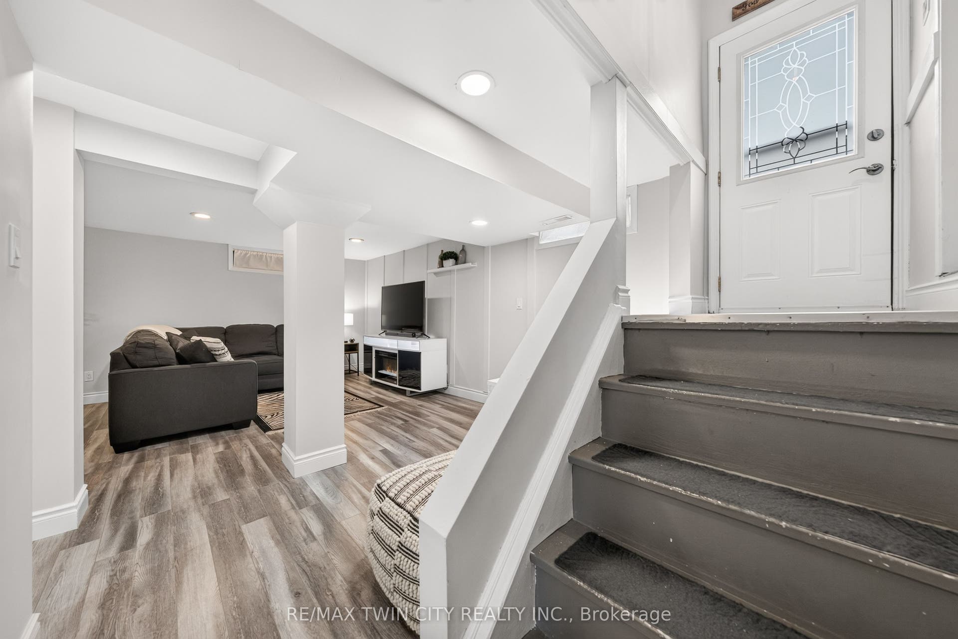 150 Coach Hill Drive, Kitchener, Waterloo ON N2E 1P4 150 Coach Hill Drive, Kitchener, Waterloo ON N2E 1P4