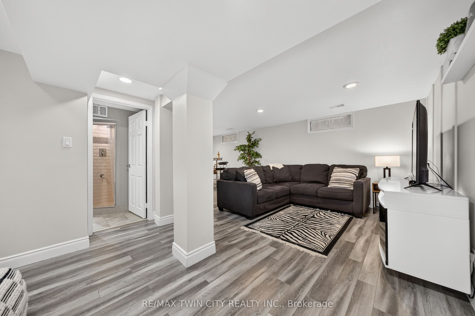 150 Coach Hill Drive, Kitchener, Waterloo ON N2E 1P4 150 Coach Hill Drive, Kitchener, Waterloo ON N2E 1P4