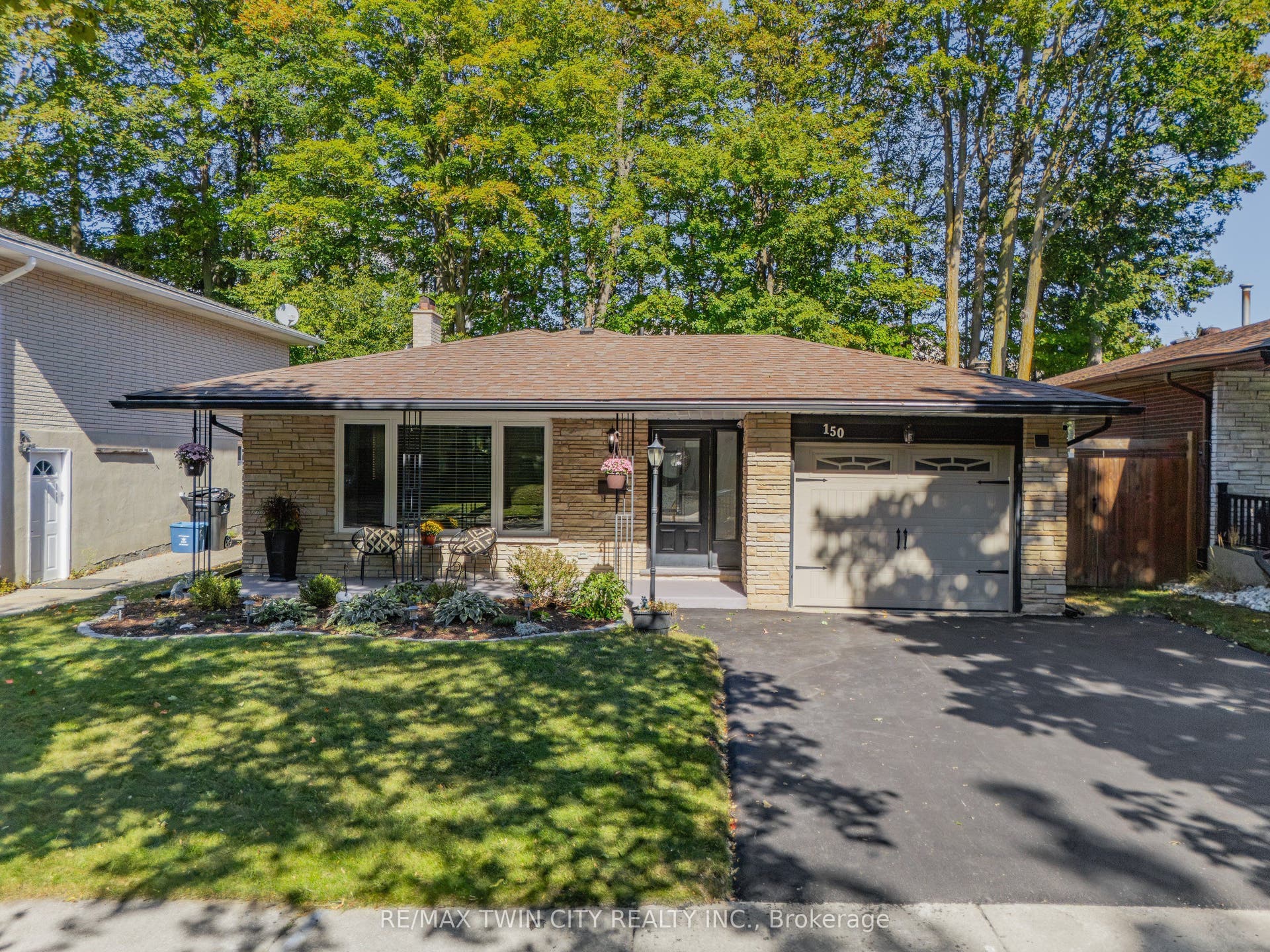 150 Coach Hill Drive, Kitchener, Waterloo ON N2E 1P4 150 Coach Hill Drive, Kitchener, Waterloo ON N2E 1P4