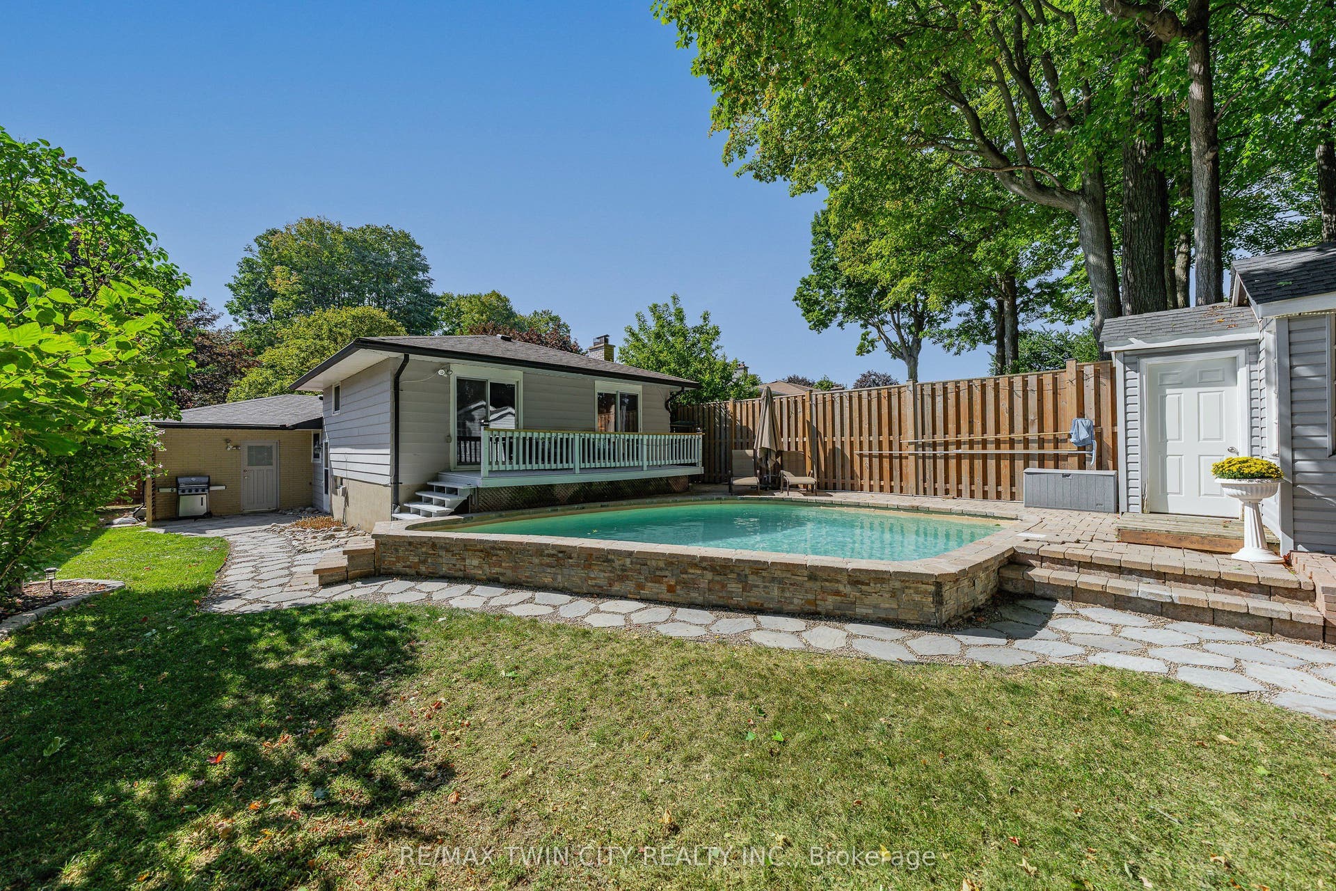 150 Coach Hill Drive, Kitchener, Waterloo ON N2E 1P4 150 Coach Hill Drive, Kitchener, Waterloo ON N2E 1P4