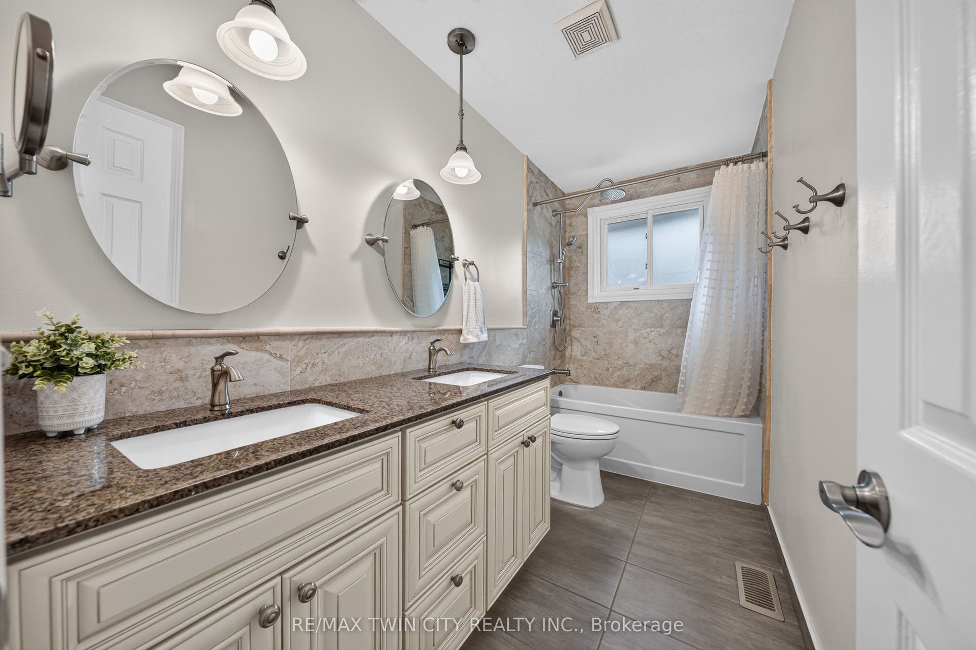 150 Coach Hill Drive, Kitchener, Waterloo ON N2E 1P4 150 Coach Hill Drive, Kitchener, Waterloo ON N2E 1P4