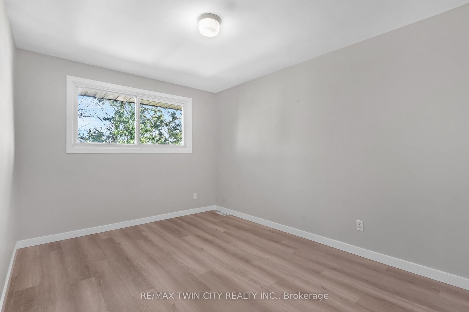 104 Ralgreen Crescent, Kitchener, Waterloo ON N2M 1T9 104 Ralgreen Crescent, Kitchener, Waterloo ON N2M 1T9