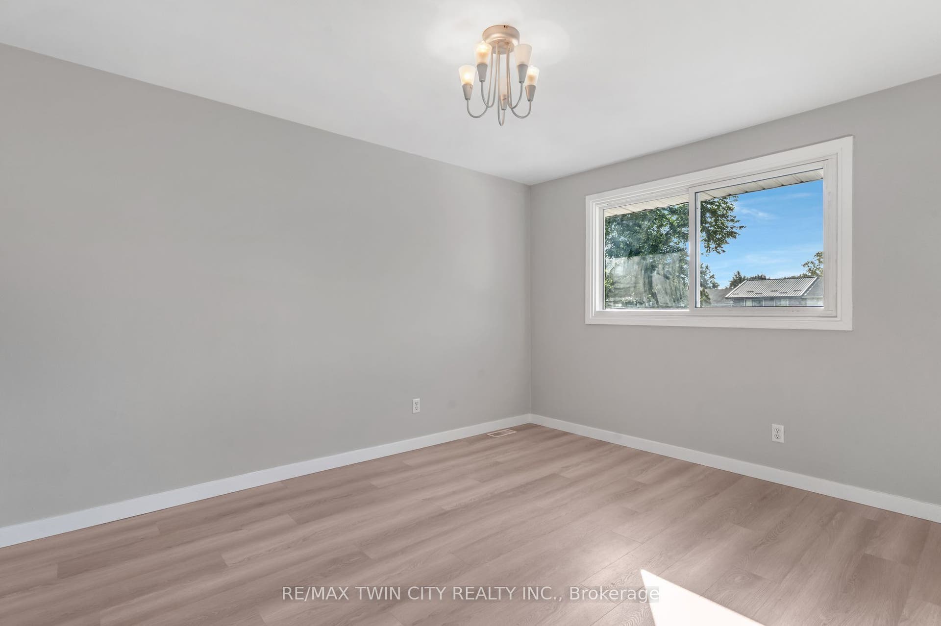 104 Ralgreen Crescent, Kitchener, Waterloo ON N2M 1T9 104 Ralgreen Crescent, Kitchener, Waterloo ON N2M 1T9