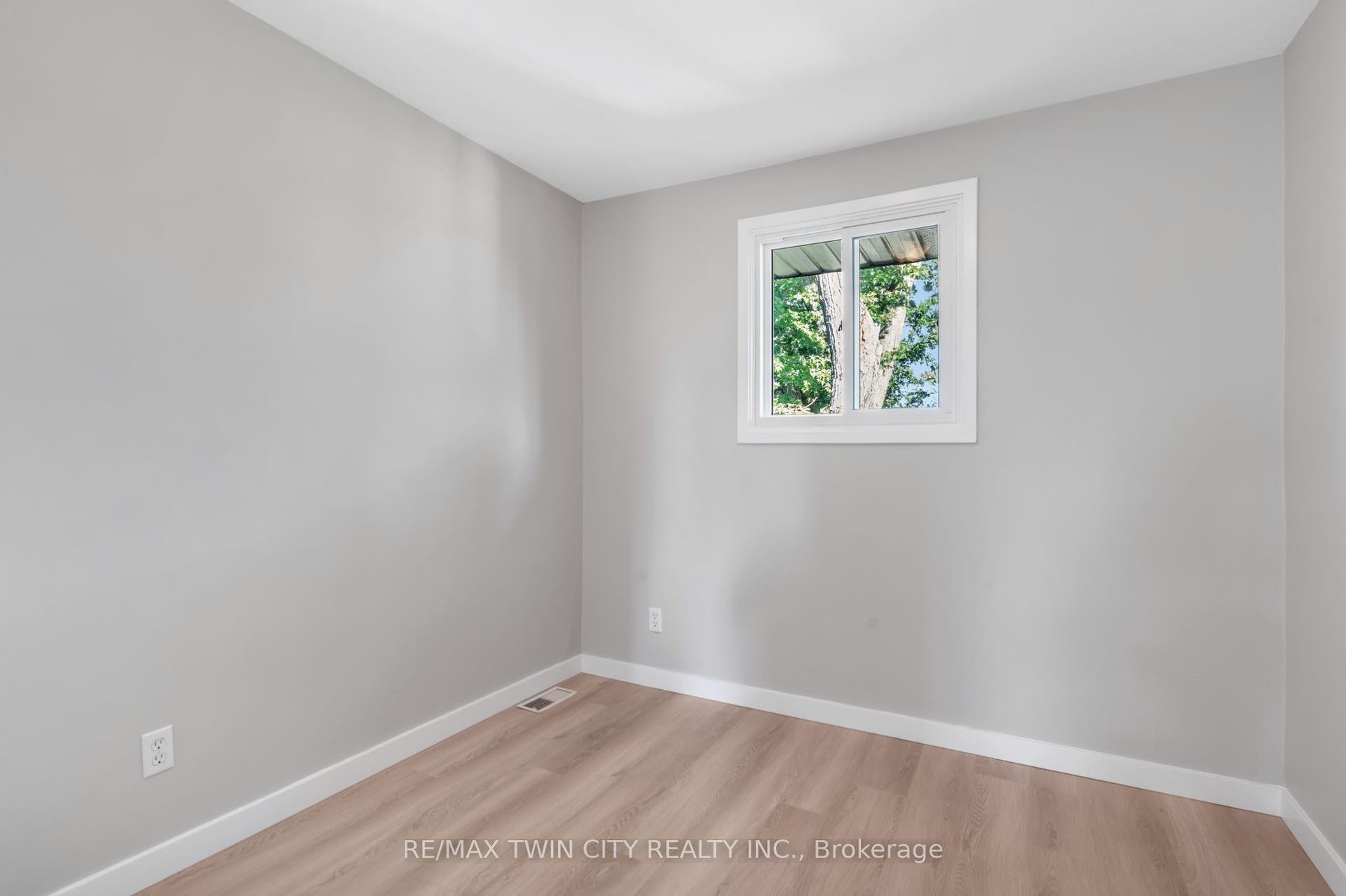 104 Ralgreen Crescent, Kitchener, Waterloo ON N2M 1T9 104 Ralgreen Crescent, Kitchener, Waterloo ON N2M 1T9