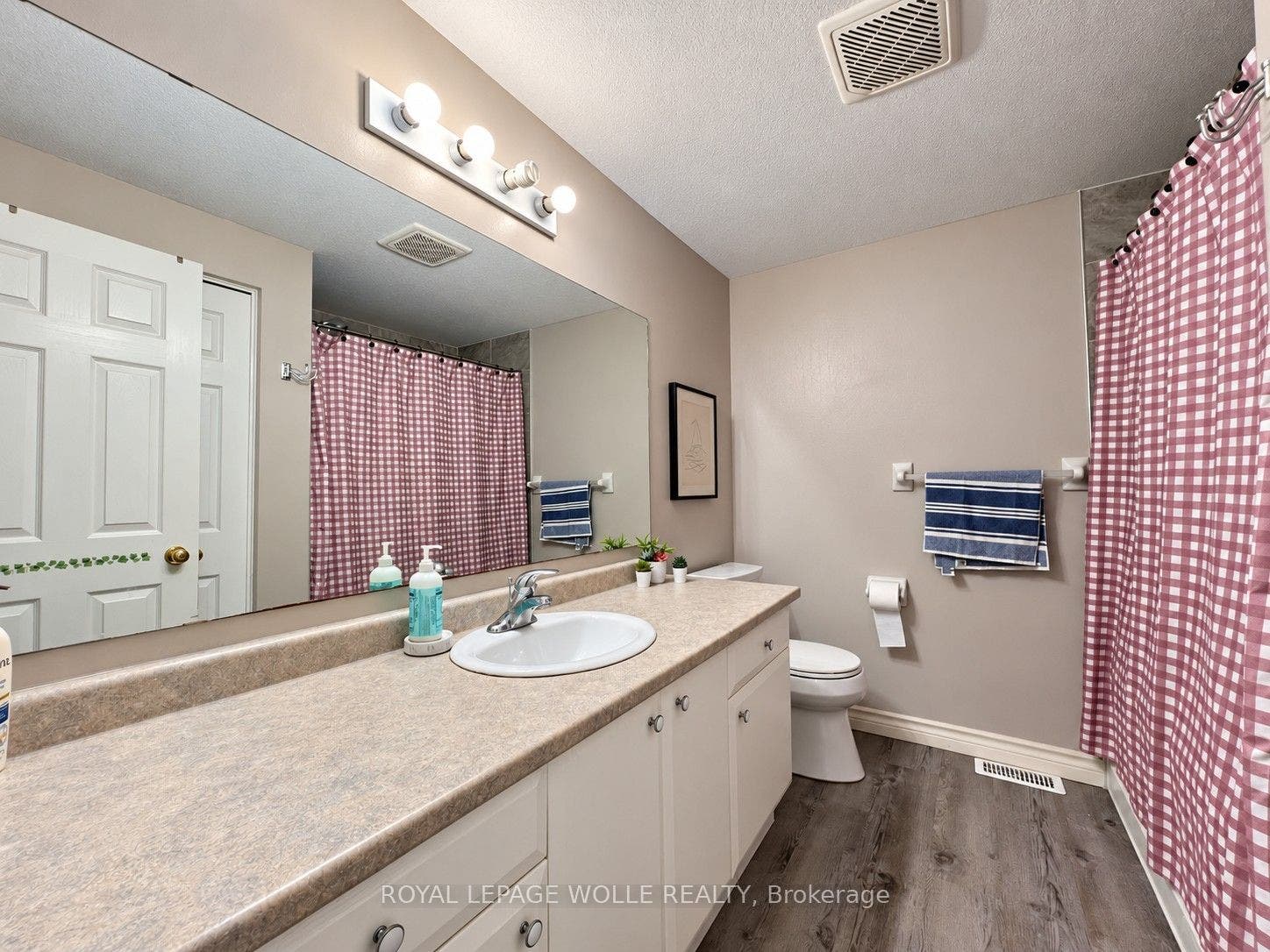 208 Activa Avenue, Kitchener, Waterloo ON N2E 3T8 208 Activa Avenue, Kitchener, Waterloo ON N2E 3T8