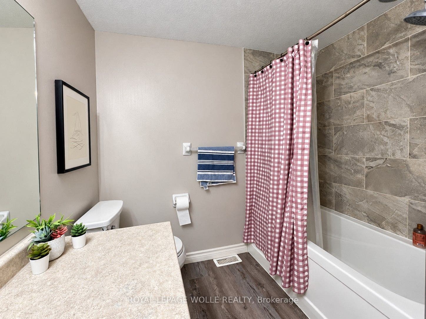 208 Activa Avenue, Kitchener, Waterloo ON N2E 3T8 208 Activa Avenue, Kitchener, Waterloo ON N2E 3T8