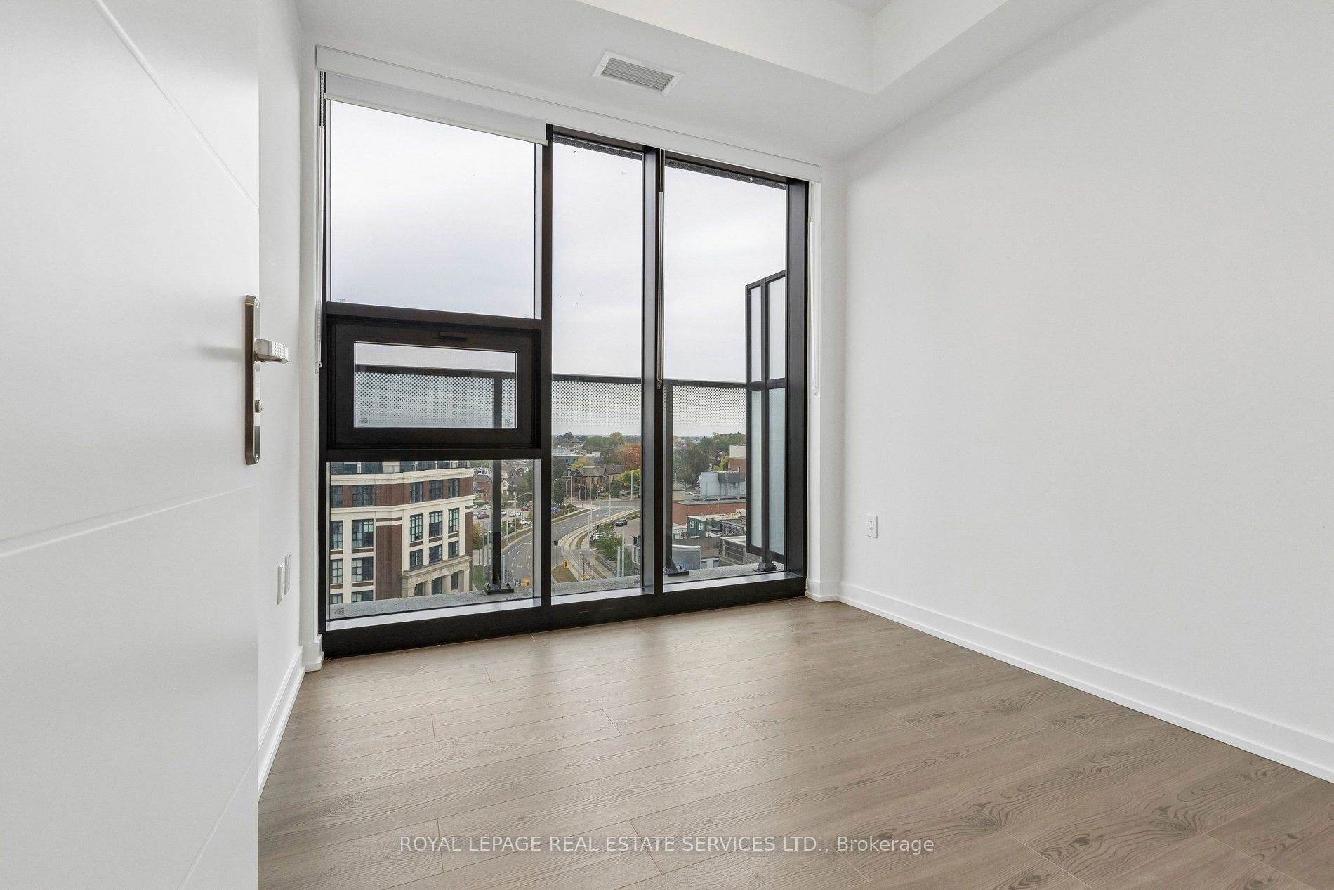 30 Francis Street S, #909, Kitchener, Waterloo ON N2G 0H1 2 Bedroom Floor To Ceiling Windows