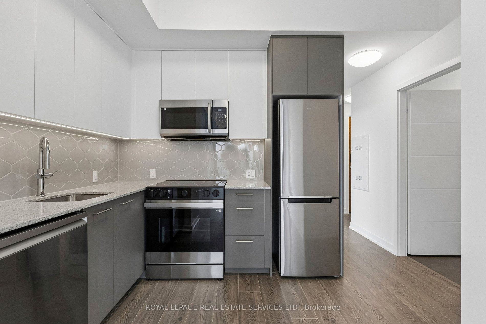 30 Francis Street S, #909, Kitchener, Waterloo ON N2G 0H1 Stunning Euro Style Kitchen