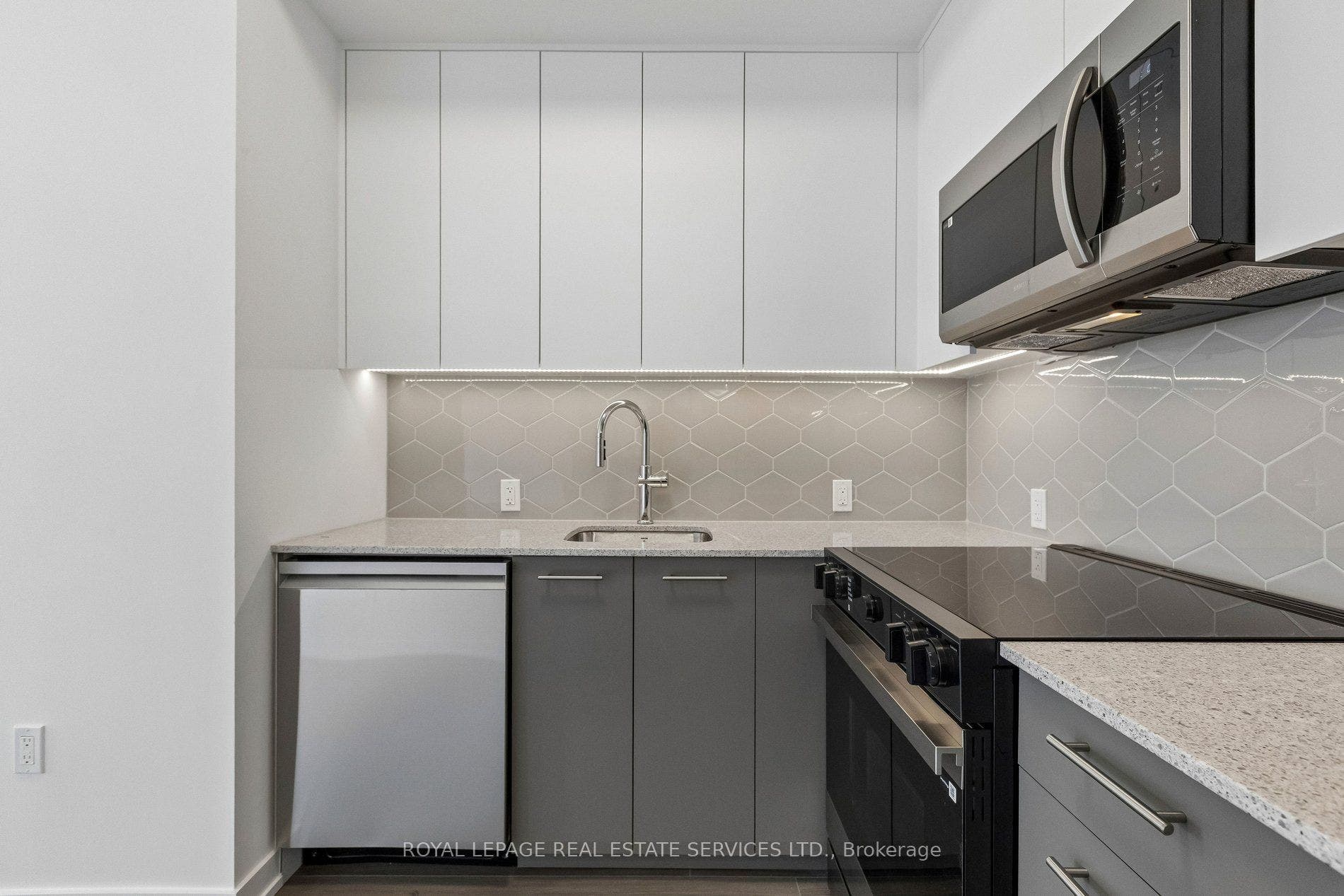 30 Francis Street S, #909, Kitchener, Waterloo ON N2G 0H1 Modern Cabinetry