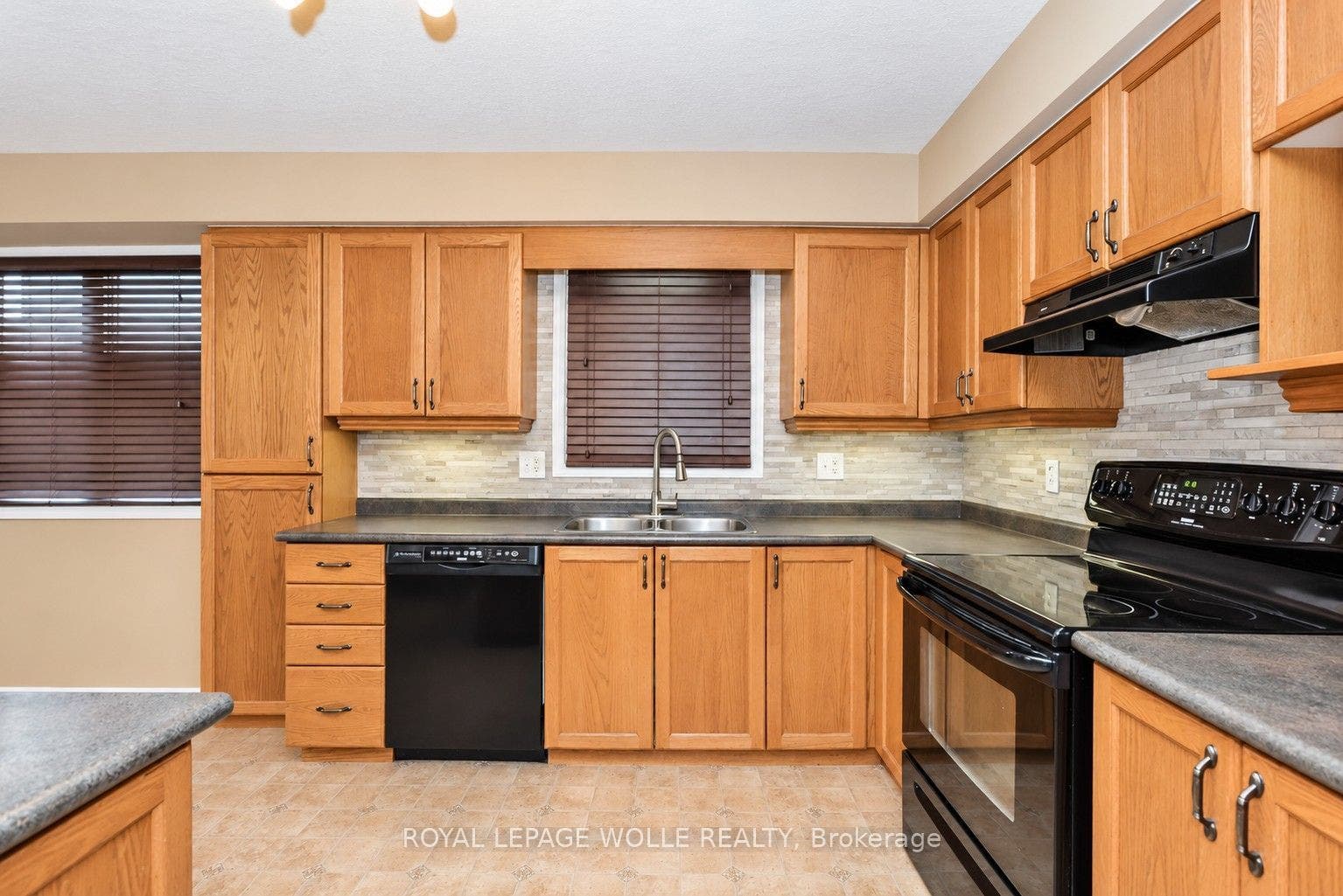 16 Frankfurt Street, Kitchener, Waterloo ON N2R 1T5 16 Frankfurt Street, Kitchener, Waterloo ON N2R 1T5