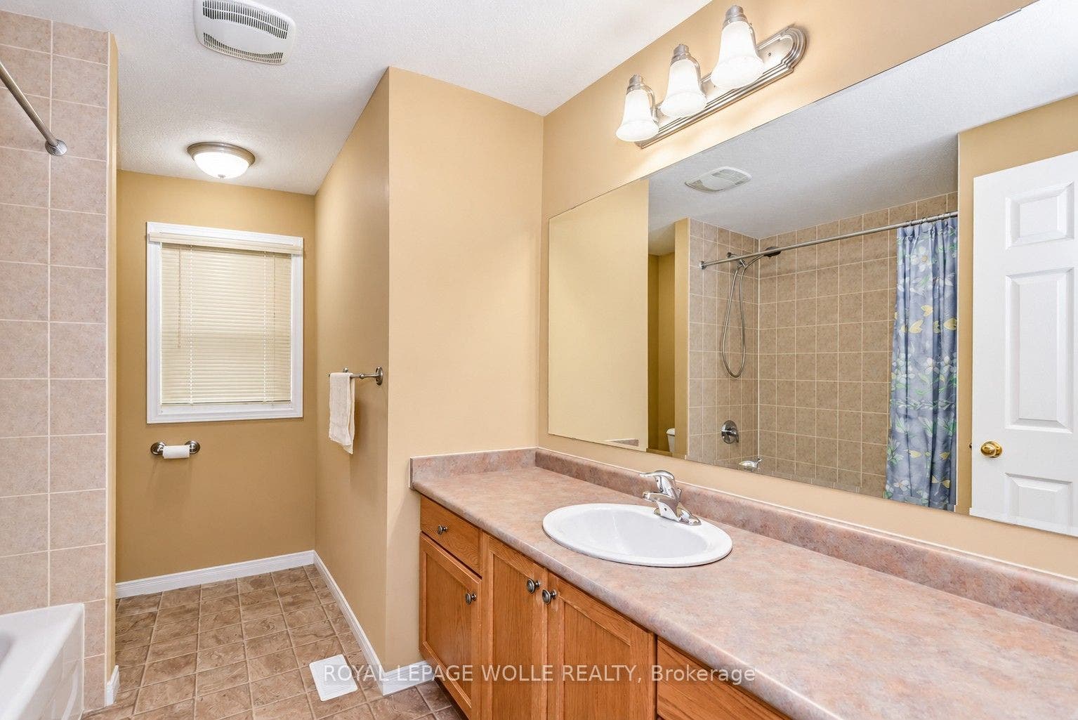 16 Frankfurt Street, Kitchener, Waterloo ON N2R 1T5 16 Frankfurt Street, Kitchener, Waterloo ON N2R 1T5