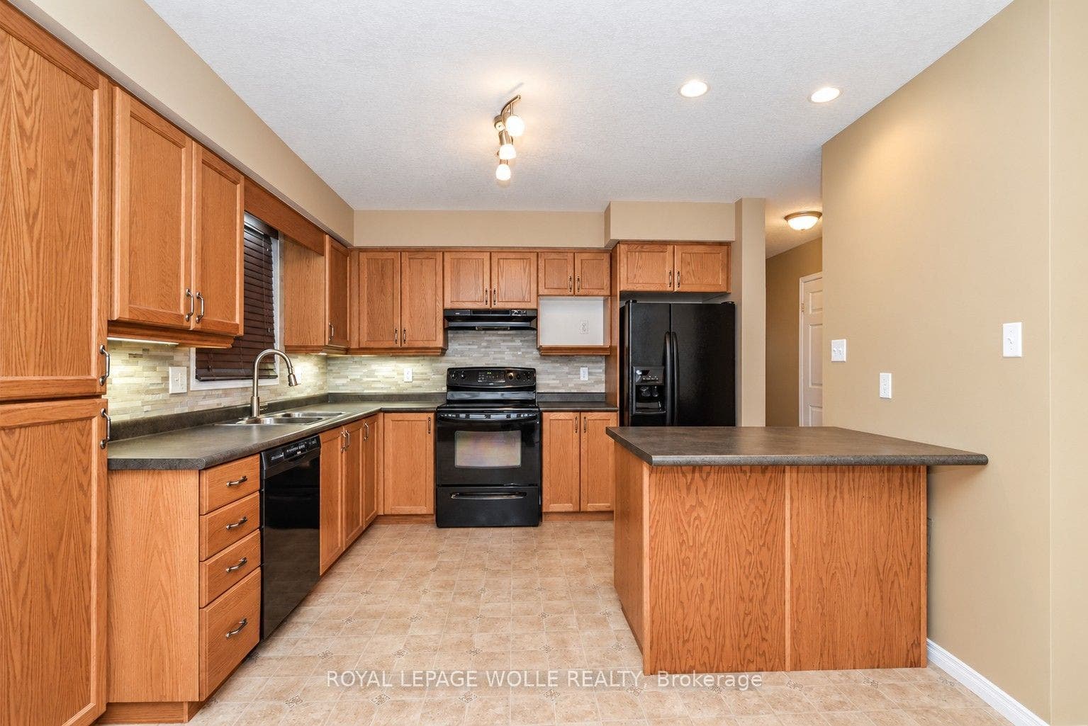 16 Frankfurt Street, Kitchener, Waterloo ON N2R 1T5 16 Frankfurt Street, Kitchener, Waterloo ON N2R 1T5