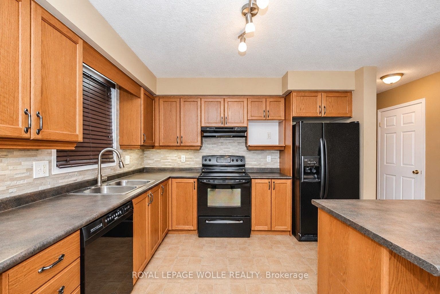 16 Frankfurt Street, Kitchener, Waterloo ON N2R 1T5 16 Frankfurt Street, Kitchener, Waterloo ON N2R 1T5