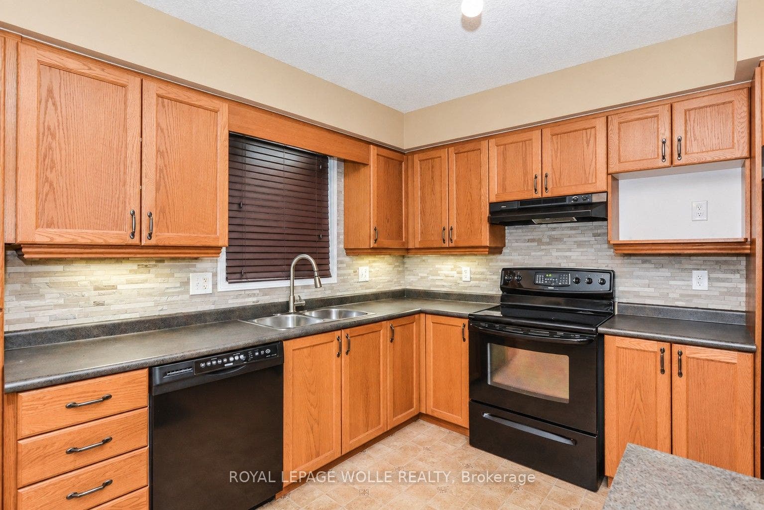16 Frankfurt Street, Kitchener, Waterloo ON N2R 1T5 16 Frankfurt Street, Kitchener, Waterloo ON N2R 1T5