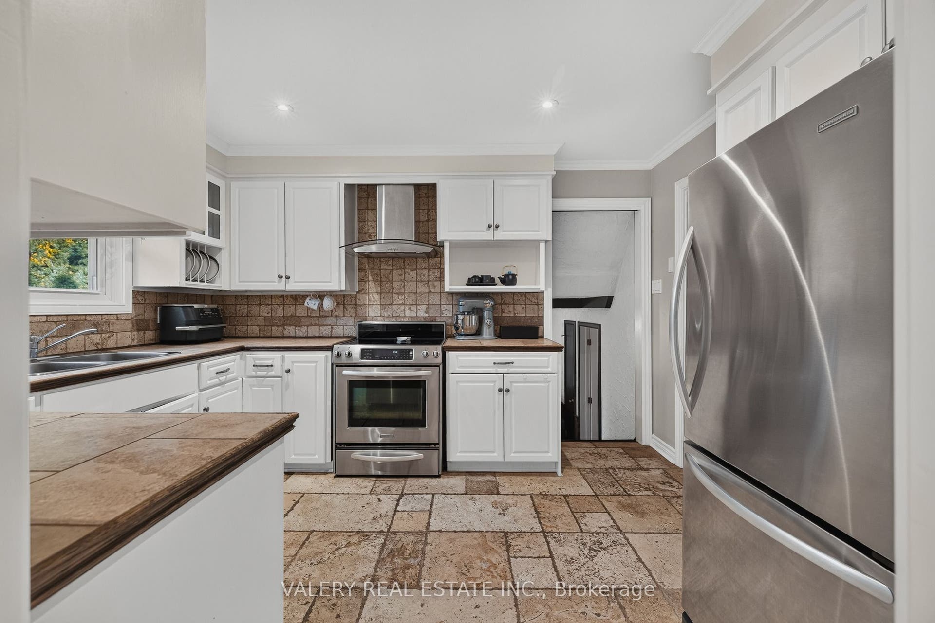 325 Coleridge Drive, Waterloo, Waterloo ON N2L 2V5 325 Coleridge Drive, Waterloo, Waterloo ON N2L 2V5