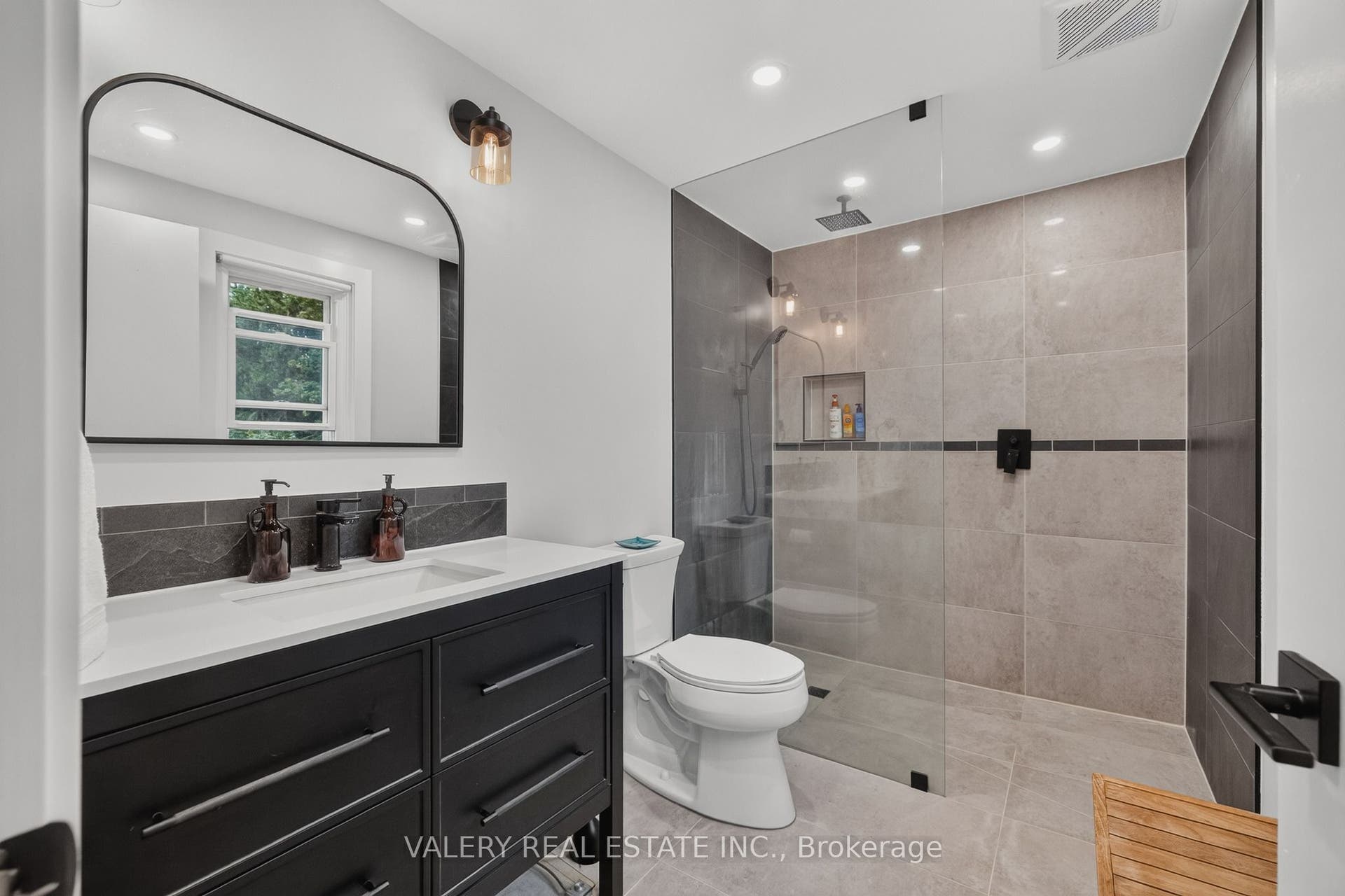 325 Coleridge Drive, Waterloo, Waterloo ON N2L 2V5 325 Coleridge Drive, Waterloo, Waterloo ON N2L 2V5