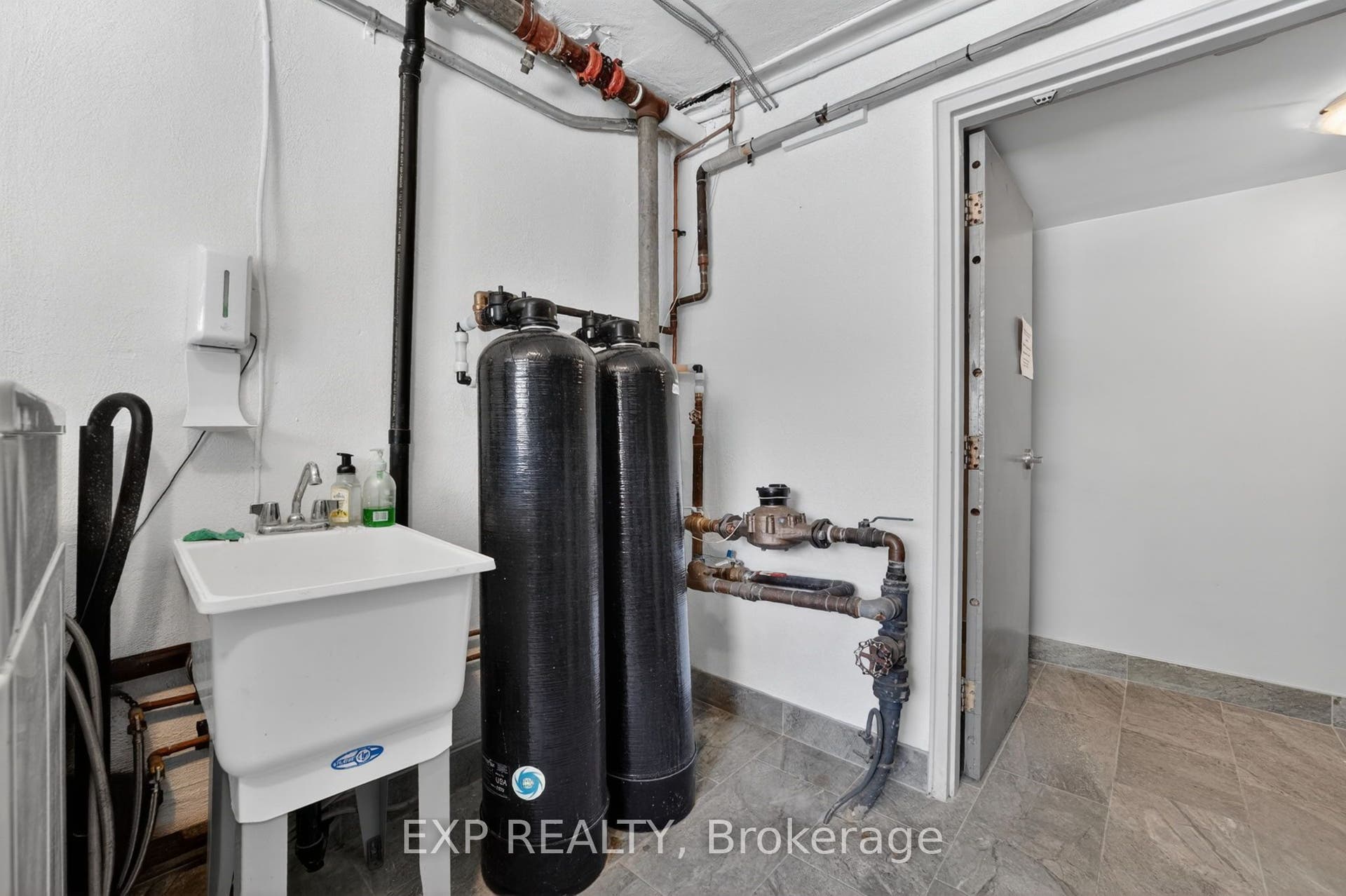 81 Kenwood Drive, Kitchener, Waterloo ON N2B 3H3 81 Kenwood Drive, Kitchener, Waterloo ON N2B 3H3