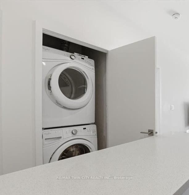 690 King Street W, #214, Kitchener, Waterloo ON N2G 0B9 In-suite Laundry