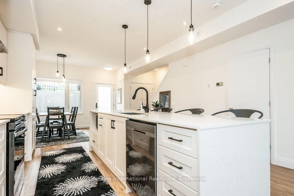 32 Duggan Lane, Guelph, Wellington ON N1L 0R2 32 Duggan Lane, Guelph, Wellington ON N1L 0R2