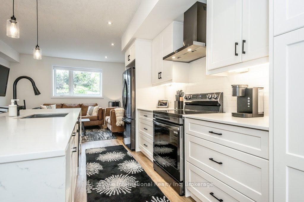 32 Duggan Lane, Guelph, Wellington ON N1L 0R2 32 Duggan Lane, Guelph, Wellington ON N1L 0R2