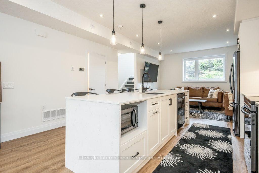 32 Duggan Lane, Guelph, Wellington ON N1L 0R2 32 Duggan Lane, Guelph, Wellington ON N1L 0R2