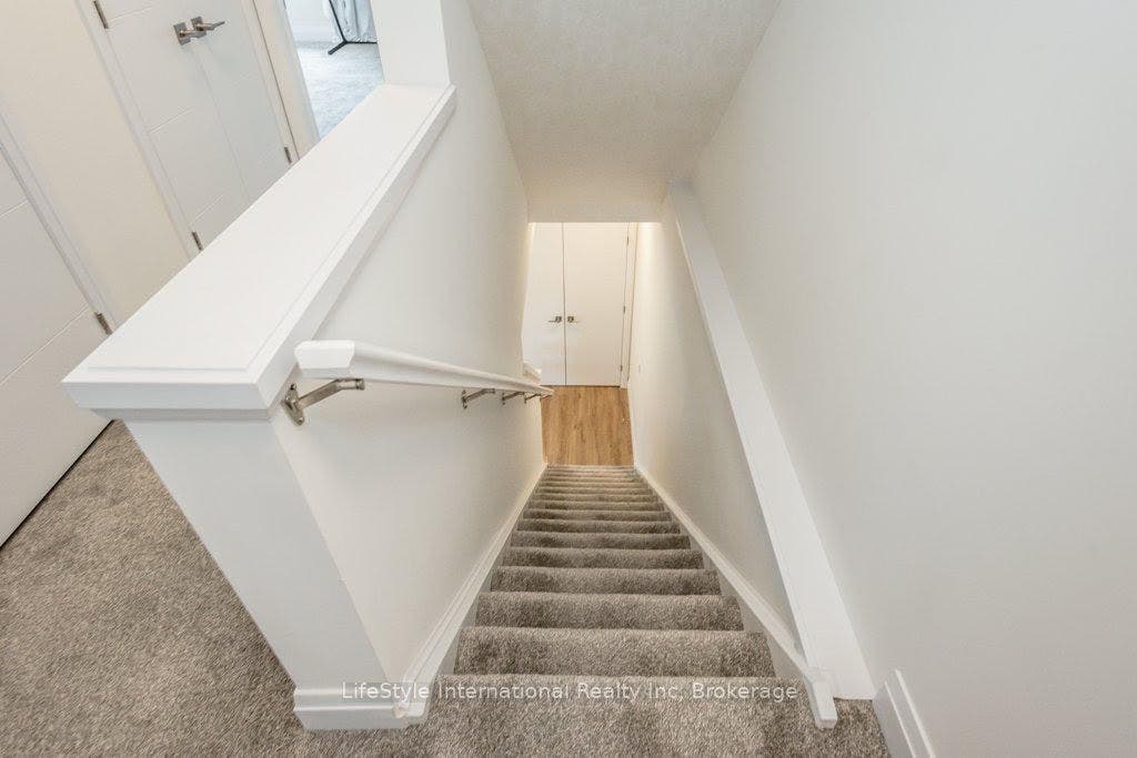 32 Duggan Lane, Guelph, Wellington ON N1L 0R2 32 Duggan Lane, Guelph, Wellington ON N1L 0R2