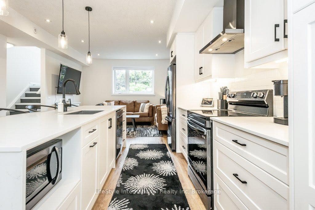 32 Duggan Lane, Guelph, Wellington ON N1L 0R2 32 Duggan Lane, Guelph, Wellington ON N1L 0R2