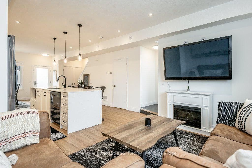 32 Duggan Lane, Guelph, Wellington ON N1L 0R2 32 Duggan Lane, Guelph, Wellington ON N1L 0R2