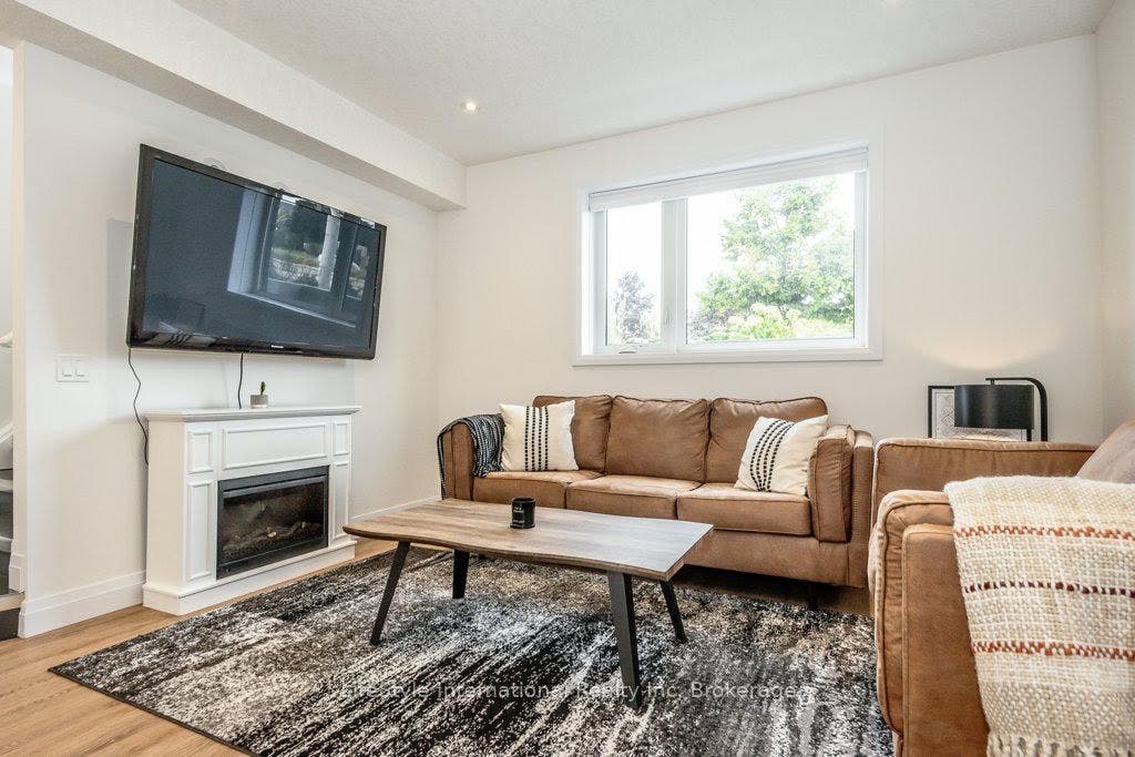 32 Duggan Lane, Guelph, Wellington ON N1L 0R2 32 Duggan Lane, Guelph, Wellington ON N1L 0R2
