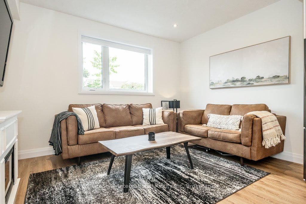 32 Duggan Lane, Guelph, Wellington ON N1L 0R2 32 Duggan Lane, Guelph, Wellington ON N1L 0R2