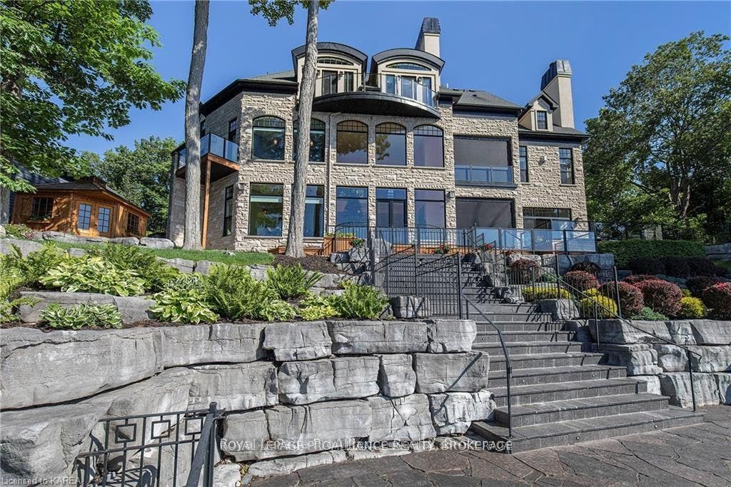 1618 St Lawrence Avenue, Kingston, Frontenac ON K7L 4V1