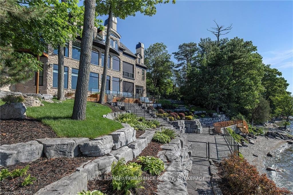 1618 St Lawrence Avenue, Kingston, Frontenac ON K7L 4V1