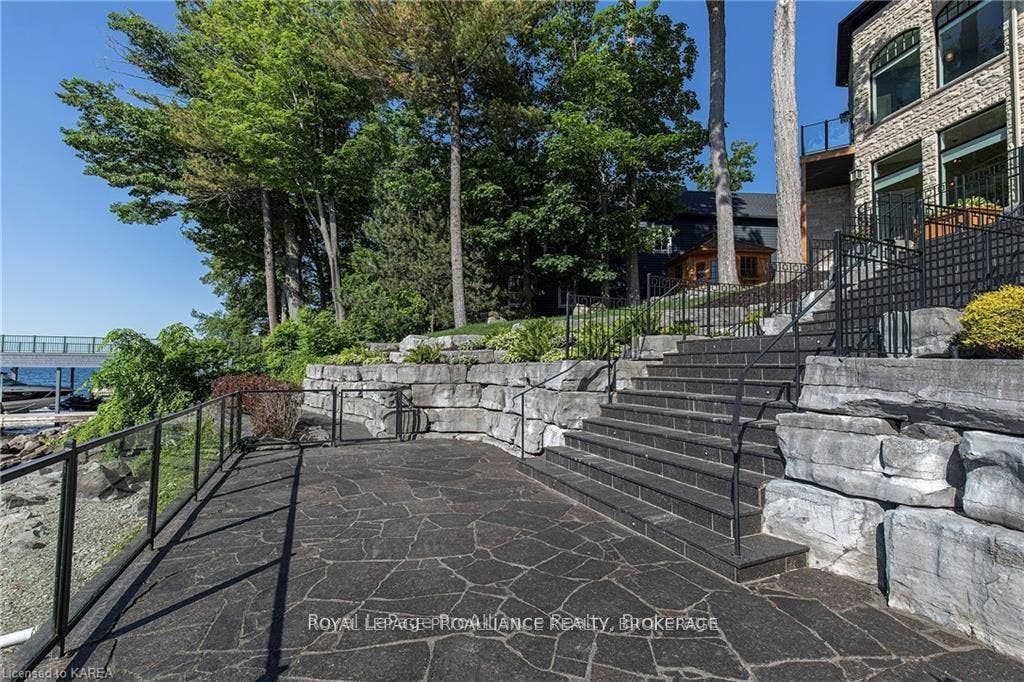 1618 St Lawrence Avenue, Kingston, Frontenac ON K7L 4V1
