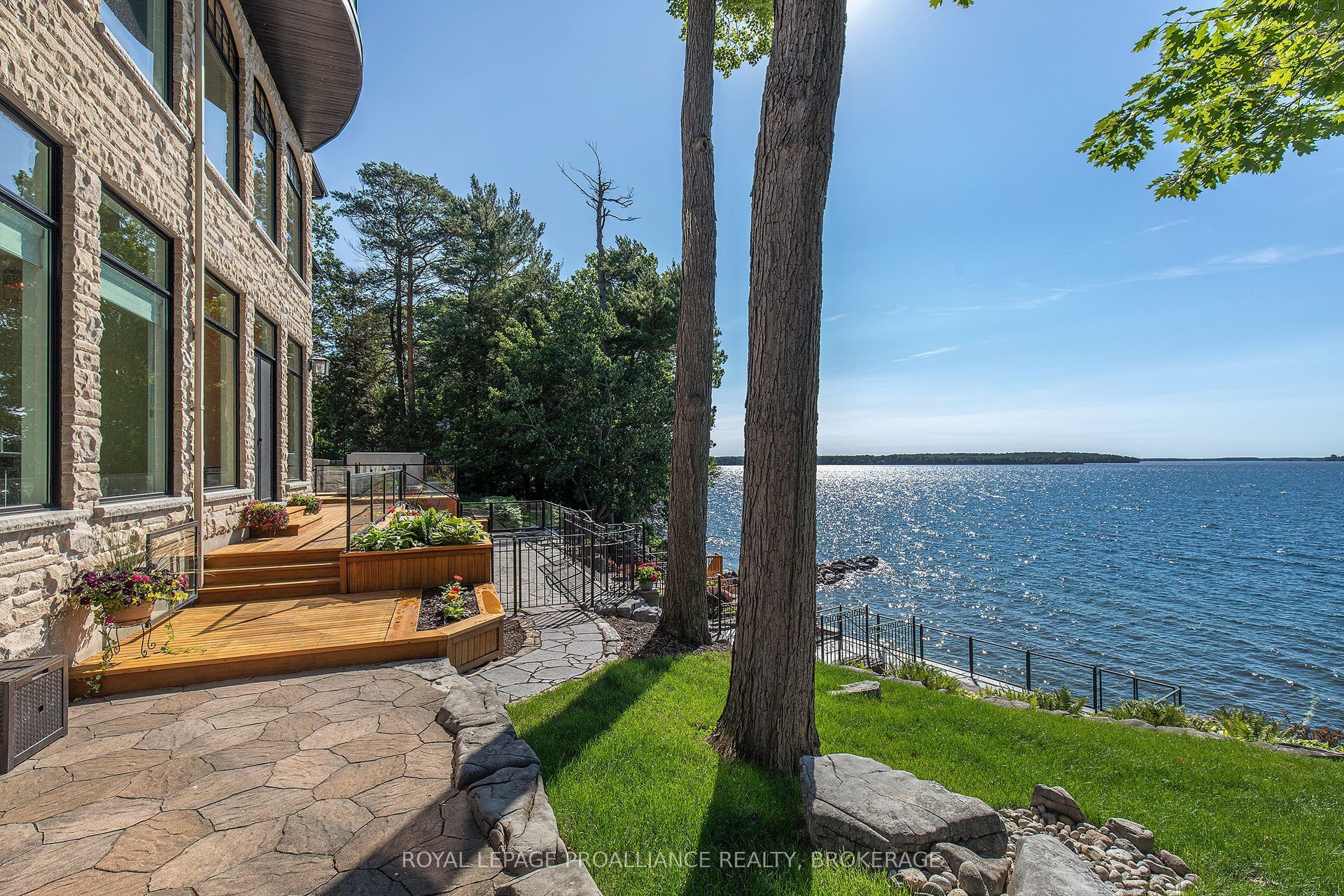 1618 St Lawrence Avenue, Kingston, Frontenac ON K7L 4V1