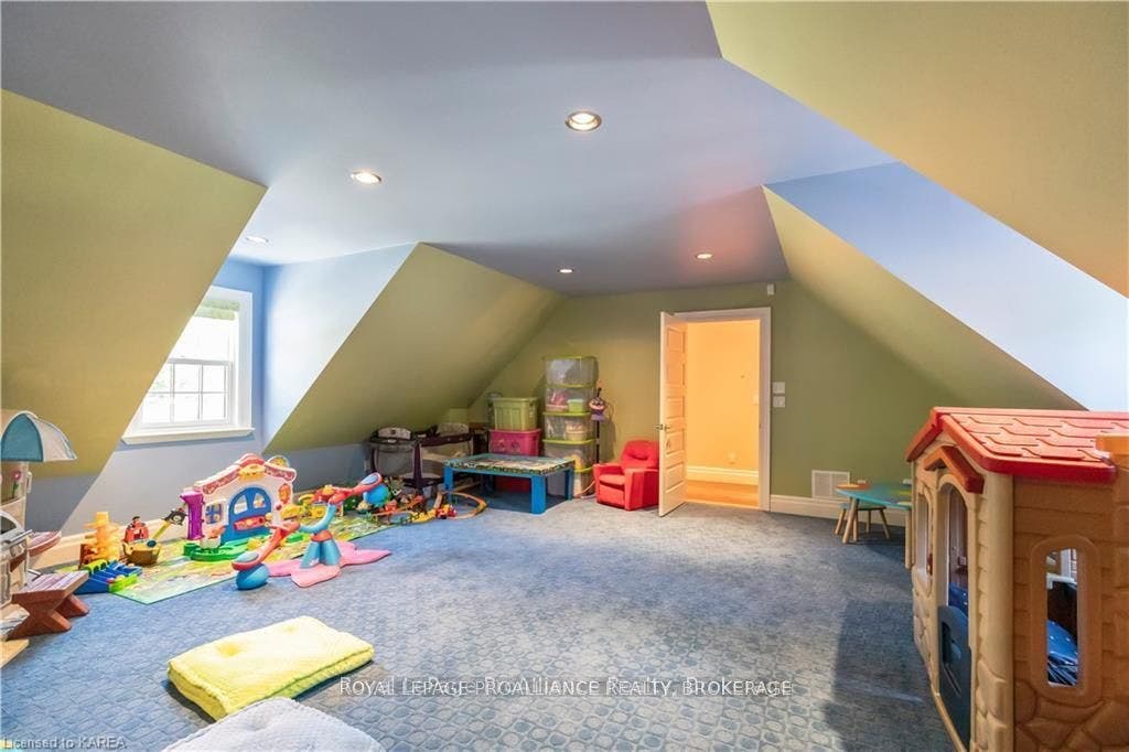 1618 St Lawrence Avenue, Kingston, Frontenac ON K7L 4V1