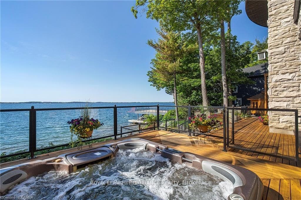 1618 St Lawrence Avenue, Kingston, Frontenac ON K7L 4V1