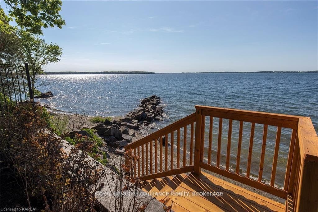 1618 St Lawrence Avenue, Kingston, Frontenac ON K7L 4V1