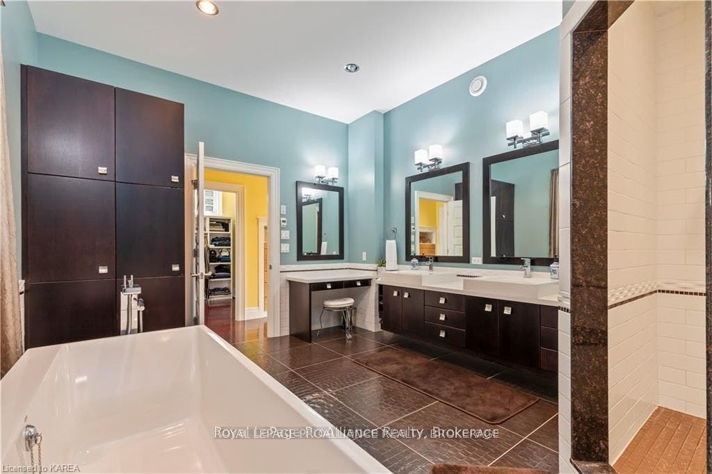 1618 St Lawrence Avenue, Kingston, Frontenac ON K7L 4V1