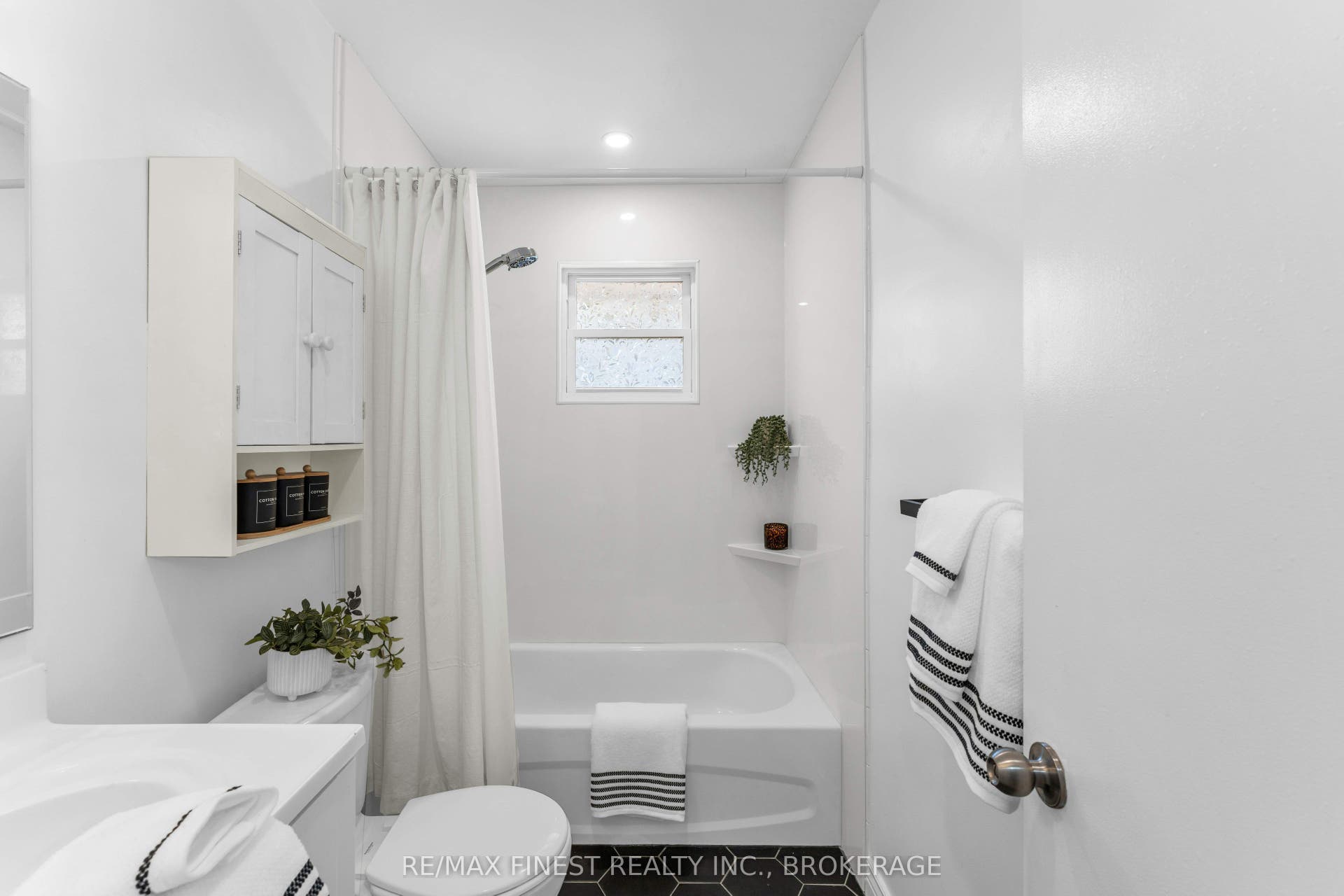 330 Meadowcrest Road, Kingston, Frontenac ON K7M 3S3 330 Meadowcrest Road, Kingston, Frontenac ON K7M 3S3