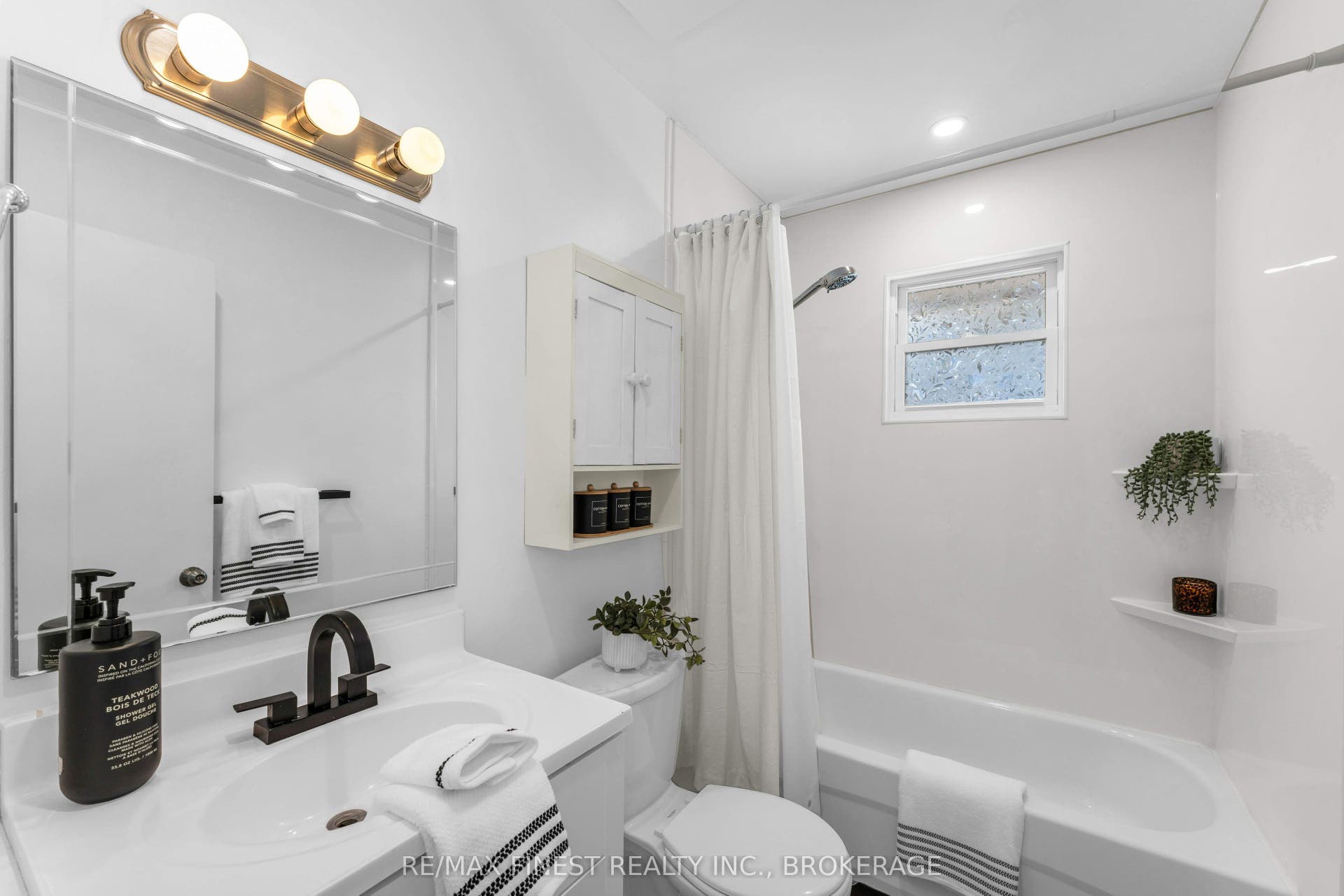 330 Meadowcrest Road, Kingston, Frontenac ON K7M 3S3 330 Meadowcrest Road, Kingston, Frontenac ON K7M 3S3