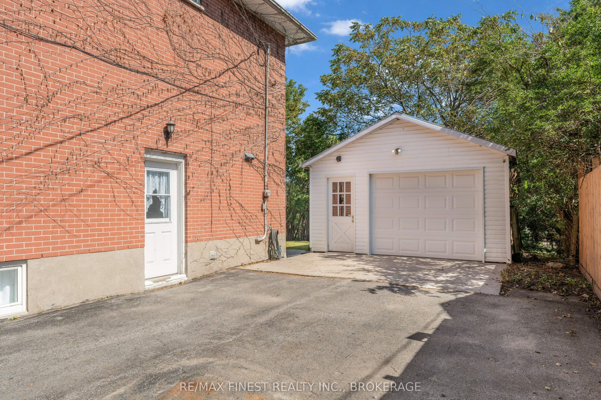 330 Meadowcrest Road, Kingston, Frontenac ON K7M 3S3 330 Meadowcrest Road, Kingston, Frontenac ON K7M 3S3