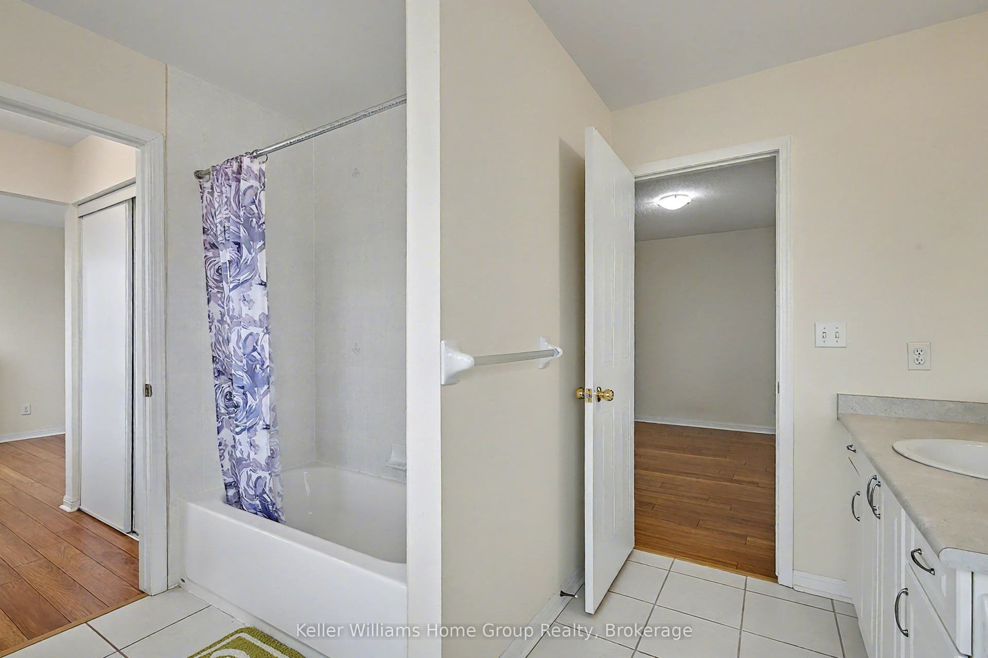 24 Baintree Way, #Upper, Cambridge, Waterloo ON N1T 2H3 jack & jill bathroom