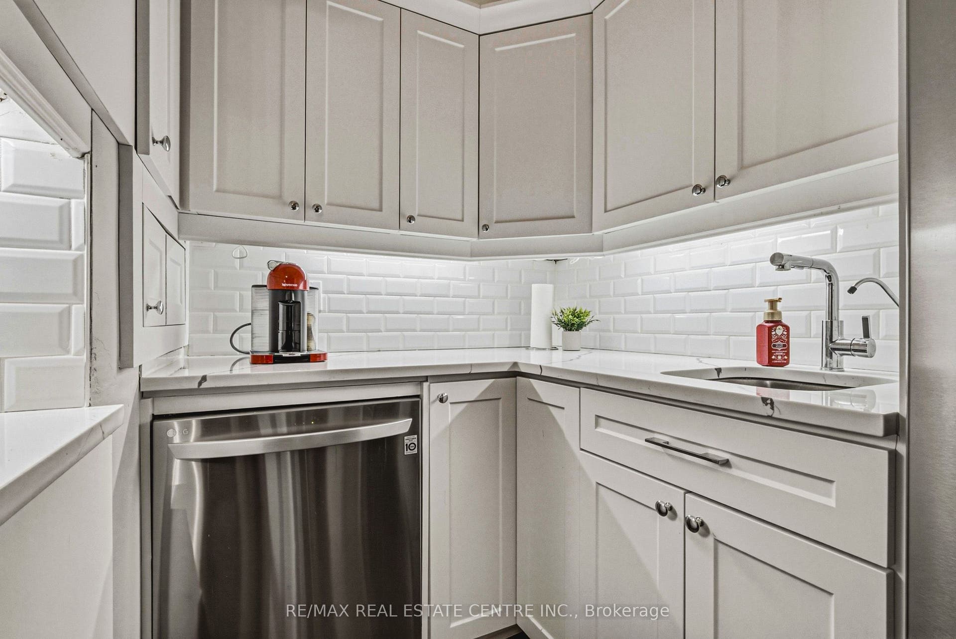 75 Pollock Avenue, Cambridge, Waterloo ON N1R 2B4 75 Pollock Avenue, Cambridge, Waterloo ON N1R 2B4