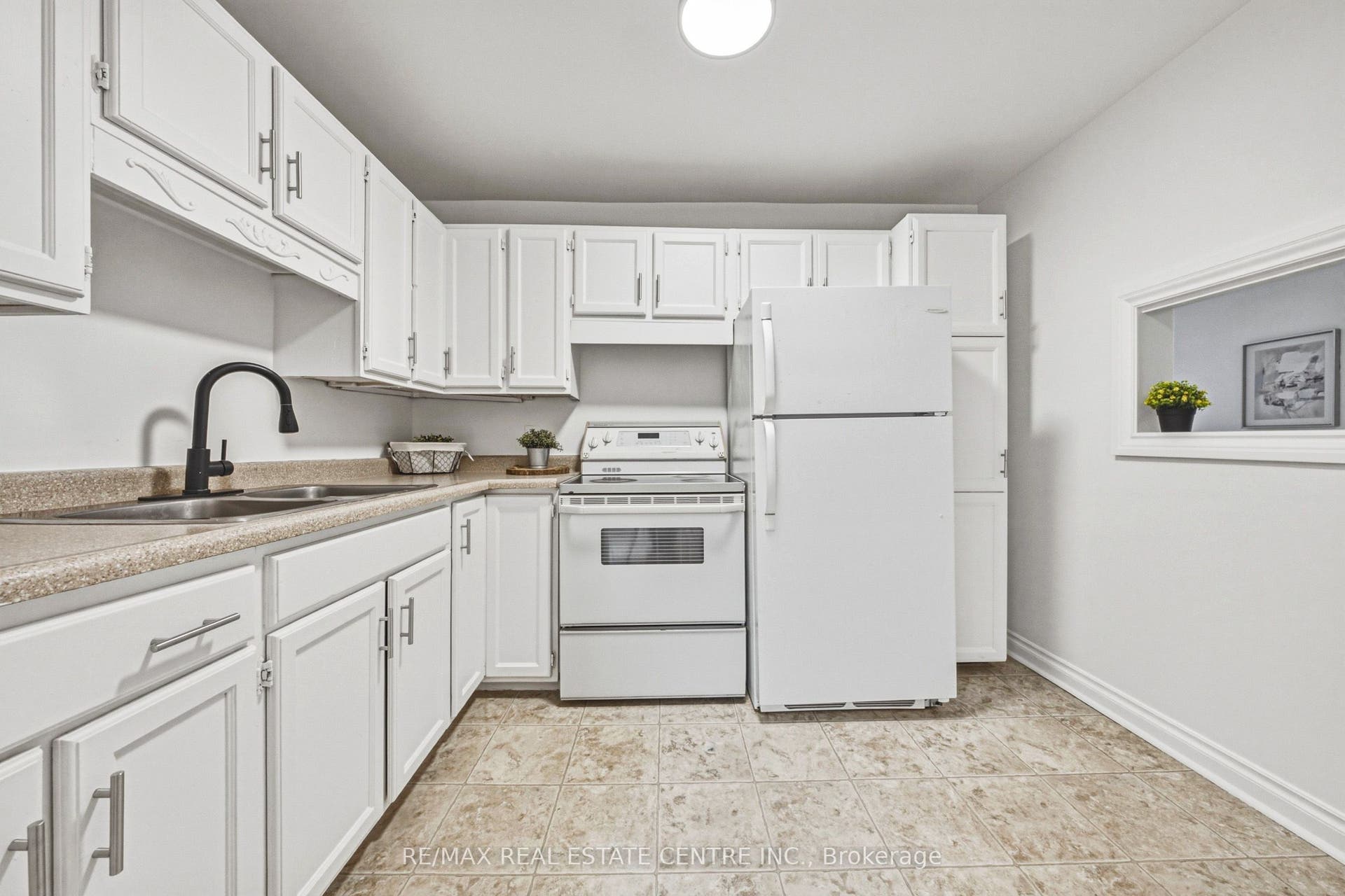 75 Pollock Avenue, Cambridge, Waterloo ON N1R 2B4 75 Pollock Avenue, Cambridge, Waterloo ON N1R 2B4