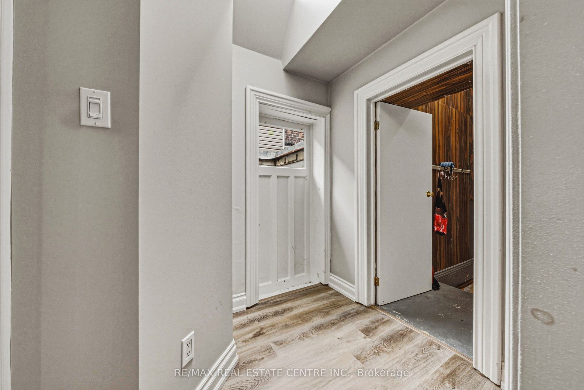 75 Pollock Avenue, Cambridge, Waterloo ON N1R 2B4 75 Pollock Avenue, Cambridge, Waterloo ON N1R 2B4
