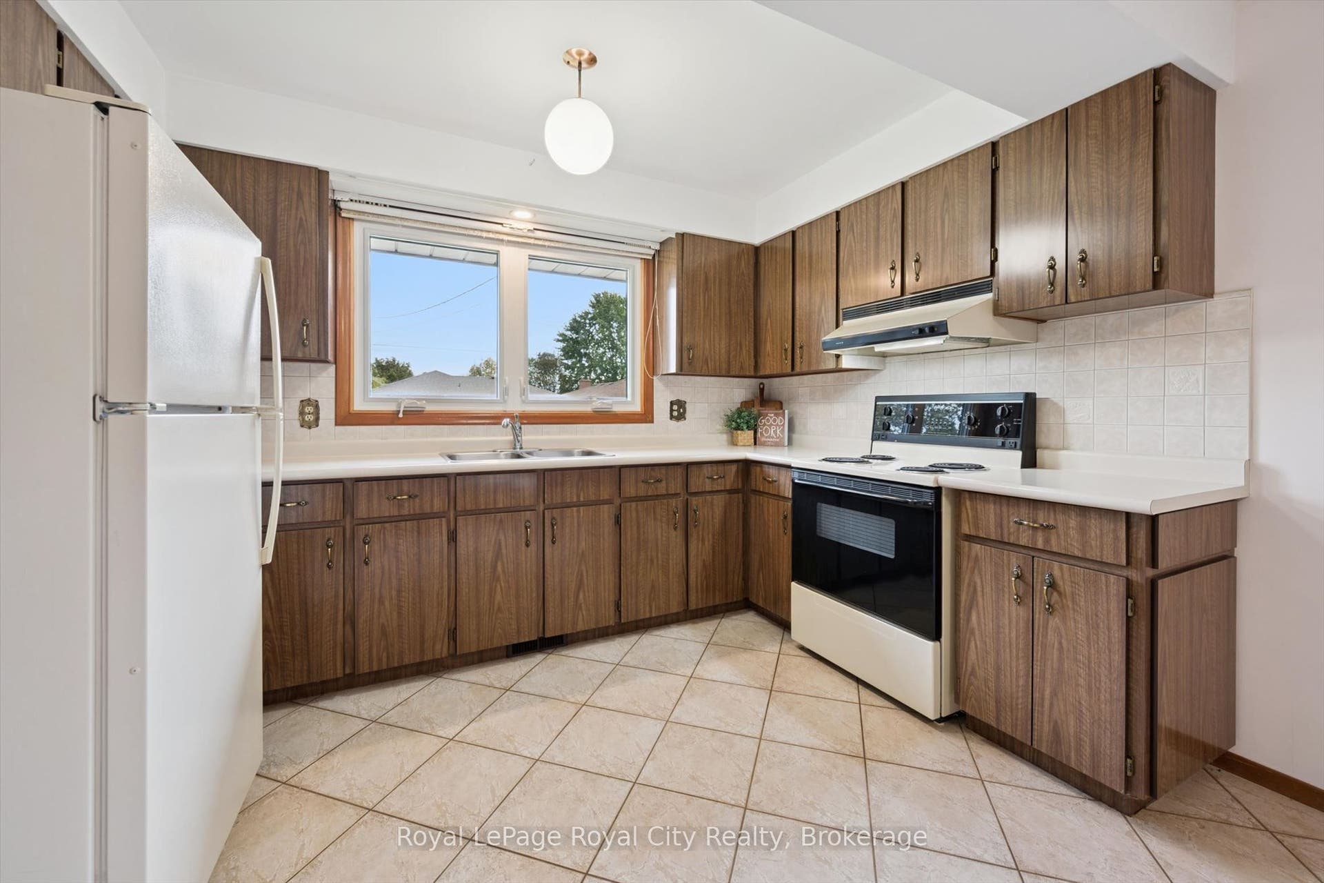27 Palermo Crescent, Guelph, Wellington ON N1E 2J8 27 Palermo Crescent, Guelph, Wellington ON N1E 2J8
