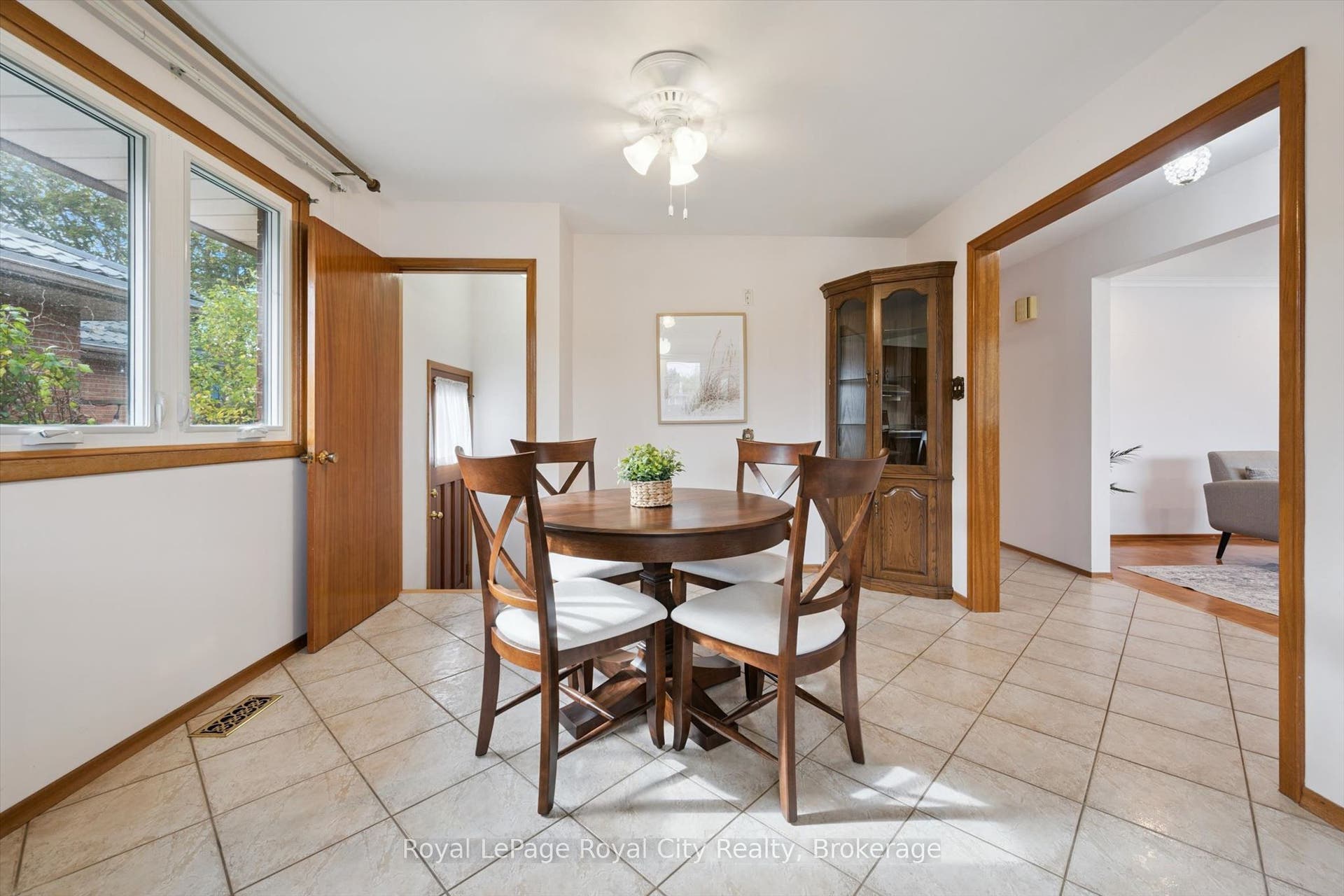 27 Palermo Crescent, Guelph, Wellington ON N1E 2J8 27 Palermo Crescent, Guelph, Wellington ON N1E 2J8
