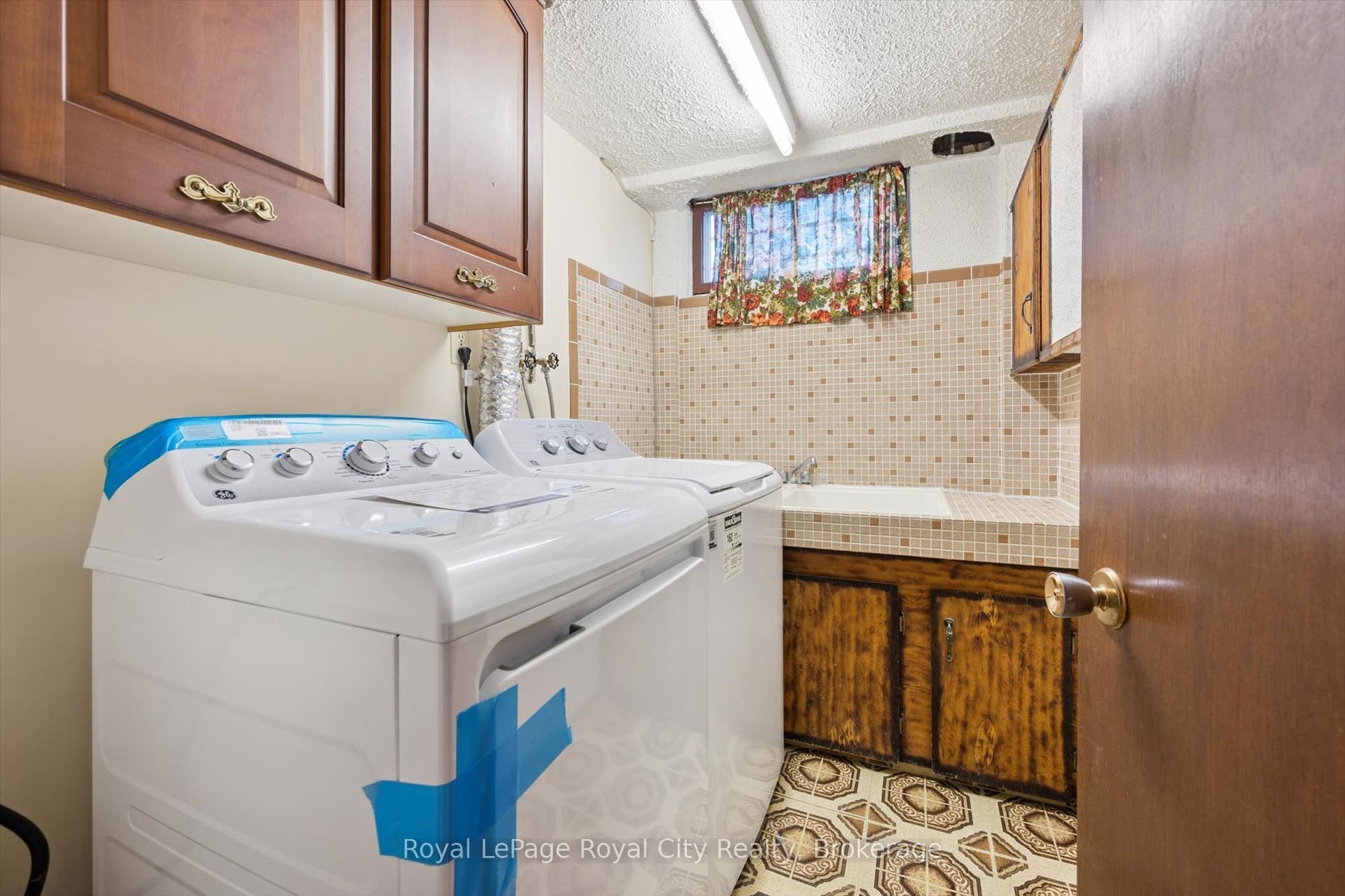 27 Palermo Crescent, Guelph, Wellington ON N1E 2J8 27 Palermo Crescent, Guelph, Wellington ON N1E 2J8
